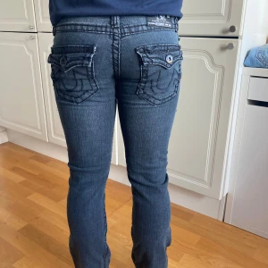 True religion low waist bootcut  - Skit snygga low waist bootcut jeans från true religion. Storlek 30.