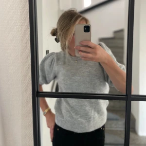 Stickad t-shirt - Stickad t-shirt med puffärmar, nästan aldrig använd, så som ny💕