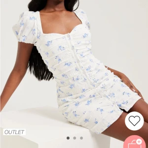 Vit blomsterkläning - En helt ny kläning från Nelly som jag aldrig använt, prislappen kvar   Skriv för fler bilder🤍