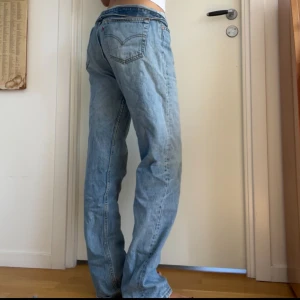 Levis jeans - Fina, för stora i midjan för mig men har andvänt mycket då jag tycker det är fint när man viker ned midjan