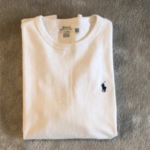Ralph lauren t-shirt - Alldeles sprillans ny Ralph Lauren T-Shirt. 10/10 skick. Aldrig tvättat eller använd. Köpt på zalando för 1200kr. Tröjan är i ett mer exklusivt och tjockare material som sitter som en smäck! Säljs pga ogiltig retur, allt OG medgår.