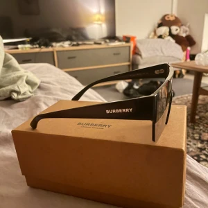 Säljer ett par Burberry klassisk brittisk stil solglasögon  - Köpta i Italien på flygplatsen  