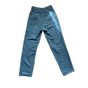 Loose fit jeans  - Baggy jeans i modellen ”loose high waist”, fint skick utöver lite slitage baktill (bild 3), färgen visas tydligast på sista bilden. Har väldigt rymliga fickor. Storlek: 34 Midjemått: 31 cm Innerbenslängd: 75,5 cm