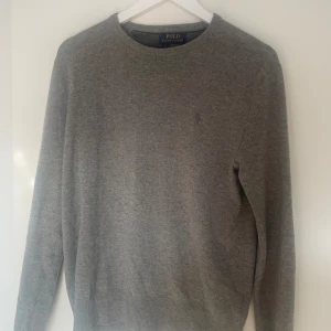 Polo ralph lauren sweatshirt - ”Polo ralph lauren sweatshirt”  | Skick: 9/10 | Storlek: S | Nypris: 2199 | Vårat pris: 849 | Material: Merinoull | Skriv vid frågor eller funderingar!!!