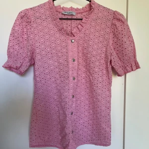 Rosa topp - Står L/M i storleken men skulle säga att den är mer åt S hållet! 