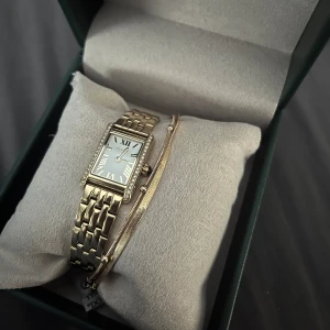 Ivy rox guld klocka - Orginall pris 1.3 säljer oanvänd för 850kr! 