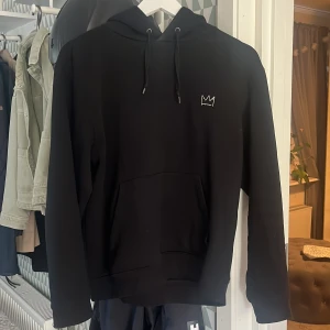 Hov1 hoodie - Hov1 hoodie från förra året! Sååå skön och snygg!🥰