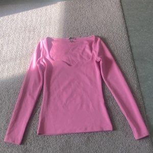 rosa långärmad tröja  - köpt från hm men bara använd en gång!! Jätte söt och passar med allt