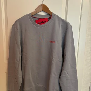 Hugo sweatshirt. - Hugo Sweatshirt, köpt på Hugo i Mall Pf Scandinavia. Aldrig använd då den är för stor för mig. Storlek M men funkar för L. Tag sitter kvar, pris kan diskuteras.