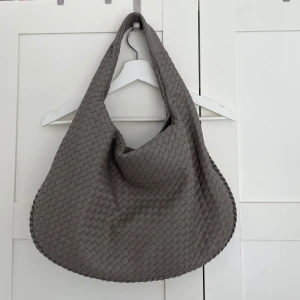 Väska designbysi - Flätad väska från design by si, sparsamt använd 💕 Påminner om bottega veneta!