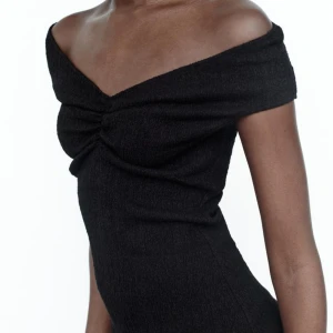 Zara topp - Så snygg topp från zara! Endast använd en gång! Inga defekter💕