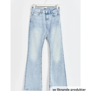 Snygga Gina tricot jeans  - Säljer dessa slutsålda low Rise Bootcut petit Gina tricot jeans. Använda 1 gång. Säljer pga för korta. Kan diskutera pris 