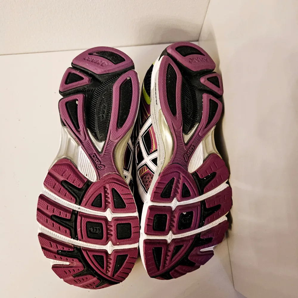 Asics GT-1000 3 löparskor för dam i storlek 39,5. I nyskick, som synes på bilderna. Mycket sköna skor och perfekt för den med breda fötter. Observera dock att skosulorna saknas eftersom jag har egna inlägg och de medföljande därför slängdes.. Skor.