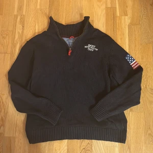 Gant half-zip tjocktröja - En riktigt unik och riktigt snygg half-zip gant tröja utan några skador alls. Vid fler frågor är det bara att skriva