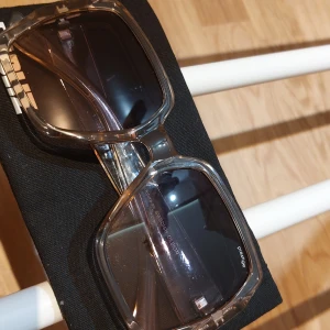 Solglasögon - Säljer dessa oanvända brunt transparenta solglasögon🫶🏼