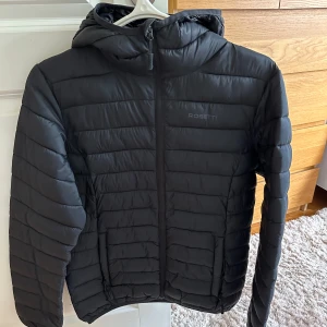 Jacka  - Lite tunnare jacka från Ullared  Aldrig använd, inköpt för 299kr  Storlek S 