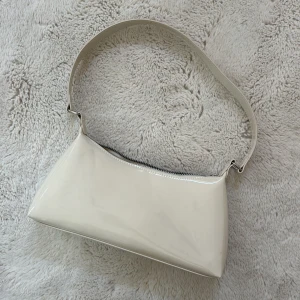 Handväska - Oanvänd vit handväska med blank yta, från Divided H&M