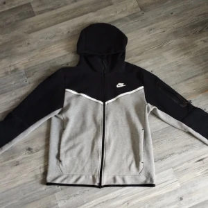 Nike techfleece grå svart  - Storlek M, använder inte längre. Använts 2 gånger. Inte mer en ett år gammal tröja. Växte ur den därför jag säljer.