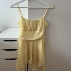 Så fin topp - Tyvärr för liten för mig, aldrig använd💗 två snören man kan ha hängandes eller knyten i en rosett på ryggen eller framtill