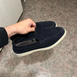 MASSIMO DUTTI LOAFERS - Snygga loafers i mörkblå färg i bra skick. 