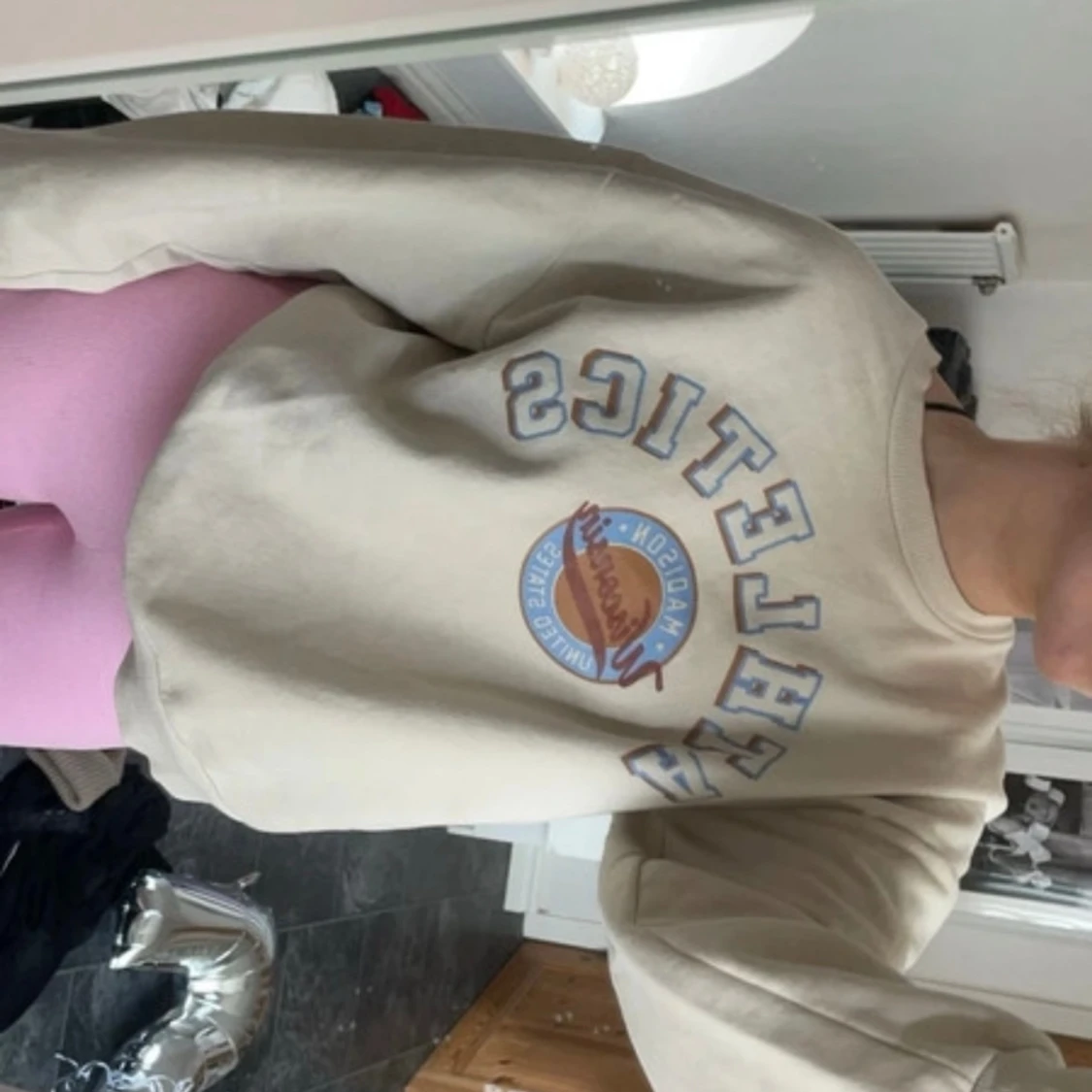 Beige sweatshirt med tryck - 91