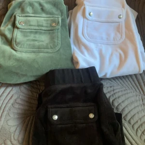 3 par juicy couture byxor - Säljer 3 par juicy couture byxor, alla i storlek xxs. Alla är i bra skick. Säljer alla för 1000 kronor