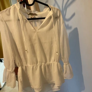 En fin blus 💐 - En fin blus som köptes för ett par år sedan men som nästan aldrig har använts 😍