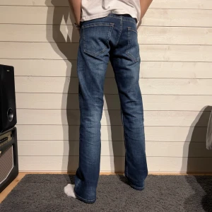 Straight leg Pepe Jeans - Pepe Jeans Kingston straight leg i storlek 28/32. Endast provade