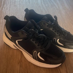 Tränings skor - Ett par svarta tränings skor!🖤 Knappt använda. Storlek 36. Inte söndriga!🎀🖤