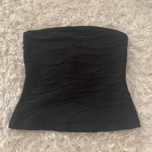 tubtopp me textur - säljer denna då den aldrig kommer till användning 💞 perfekt till  tex konserter då den håller uppe allt o inte åker ner, bra skick 