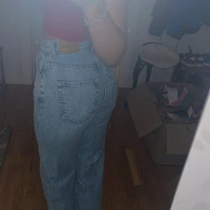 Ljusblå jeans - Ljusblå jeans från Gina Tricot som är sparsamt använda 