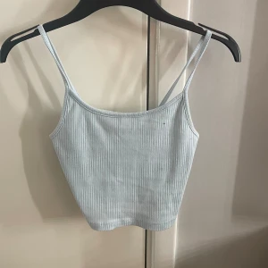 Ljusblått ribbat oinne - Ett ljusblått ribbat linne