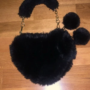 Snygg svart väska  - Snygg sexi söt svart handväska är i jätte bra skick med fluffig päls