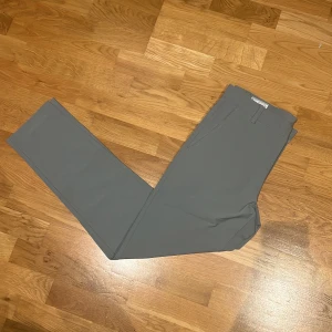 Footjoy byxor  - Golfbyxor från footjoy, aldrig använda då dom va för små för mig, kommer direkt från footjoy i original påse, ny pris 999kr, pris kan diskuteras vid snabbt köp 