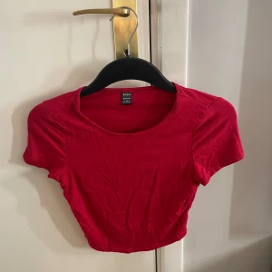 Röd croppad tshirt  - En röd croppad tshirt