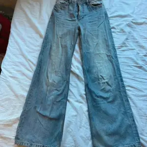 Fina wide leg jeans som inte kommer till användning längre. Från monki och är modellen ”yoko”. Rätt använda men annars bra skick :)