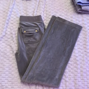 Juicy byxor - Helt oanvända, dom var för stora de är därför jag säljer dom, pris kan diskuteras.