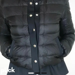 Jacka - Super fin dunjacka perfekt till hösten frpn Maje. Har inga defekter och ät i helt nyskick. Fr 38= Eu 36