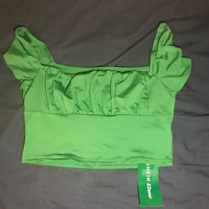 topp - kort topp med u ring och puff vid bysten