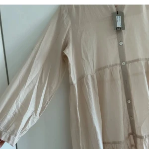 Ljusrosa långklänning - Säljer denna ljusrosa långklänningen. Inte använd och lappen sitter kvar! Skulle säga den är mer ljusrosa i verkligheten än vad den ser ut att vara på bild 🫶🏼Storlek M men skulle säga passar S. Nypris 899:-