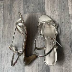 Tamaris klackskor  - Klackskor från Tamaris storlek 37 bra skick. 