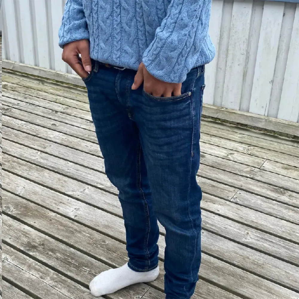 Säljer ett par Jack and Jones jeans i storlek 30/32. Trots att de är använda är de i utmärkt skick, 10/10. Nypris var 800 kr, nu säljer jag dem för endast 500 kr! Jeansen är stretchiga och modellen är Skinny/Liam, Det funkar även för slim för storlek. Jeans & Byxor.