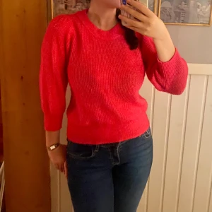 Stickad tröja  - Finstickad mörkrosa tröja som är trekvartsärmad 💞 passar till allt & ej nopprig 