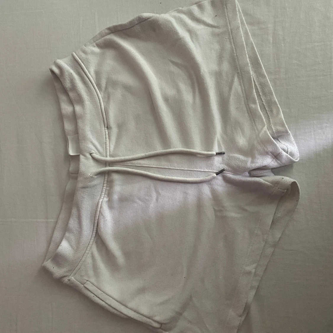 Vita shorts med snörning