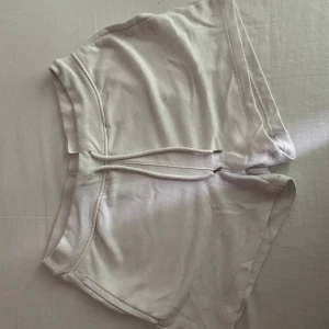 Vita shorts med snörning - Säljer ett par vita shorts i mjukt material. De har en bekväm passform med snörning i midjan för justerbarhet. Perfekta för en avslappnad dag eller träning. 🏃‍♀️