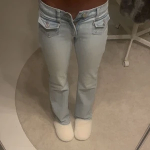  Ljusblåa lågmidjade jeans!! - Ett par jättefina lågmidjade jeans, använt fåtal gånger!! Men säljer nu pga att de tyvärr blivit för små för mig😊