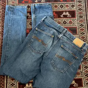 Ett par nudie jeans i topp skick! Perfekta nu inför vintern / hösten. Nypris 1600.