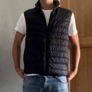 Väst - En riktigt fet väst från Zara väl omhändertagen | inga skador eller liknande så som att köpa en ny | skick 9/10 | perfekt nu till hösten till en riktigt fett outfit |  strlk M 