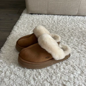 Ugg Disquette - Knappt använda, så de är i mycket bra skick. Enda ”slitaget” som finns är undertill där bak (se bild), men det är inget som syns när man har på sig dom!!🩷 I övrigt så ser de oanvända ut💗💗 