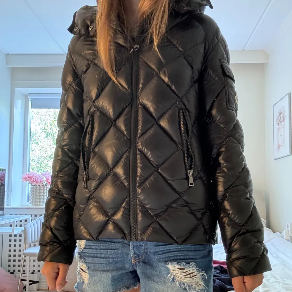 Så unik moncler jacka!🥰 Säljs pågrund av att den inte används💞💞 Kom privat för äktehetsbevis!!. Jackor.